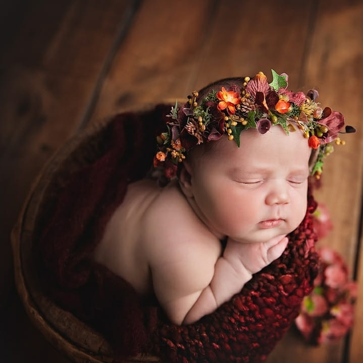 Newborn-Accessoire Blumenkranz beim Babyshooting