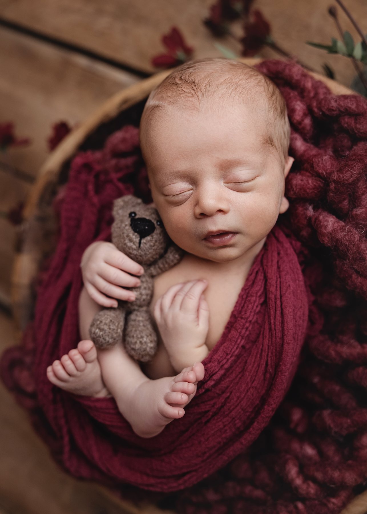 Dunkles, kreatives Newbornfoto mit Requisiten Düsseldorf