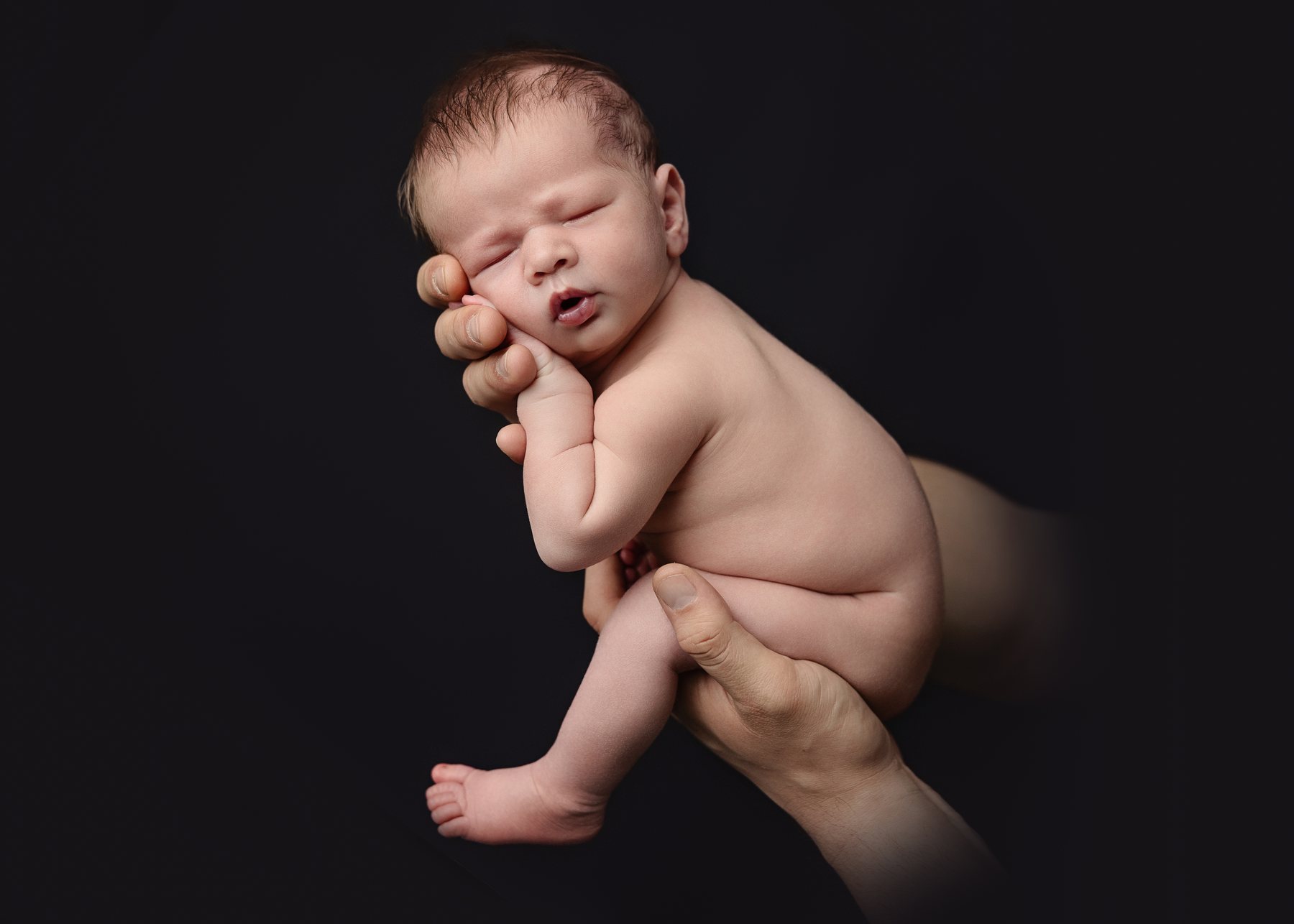 Dunkles, puristisches Newbornfoto im Atelier Düsseldorf