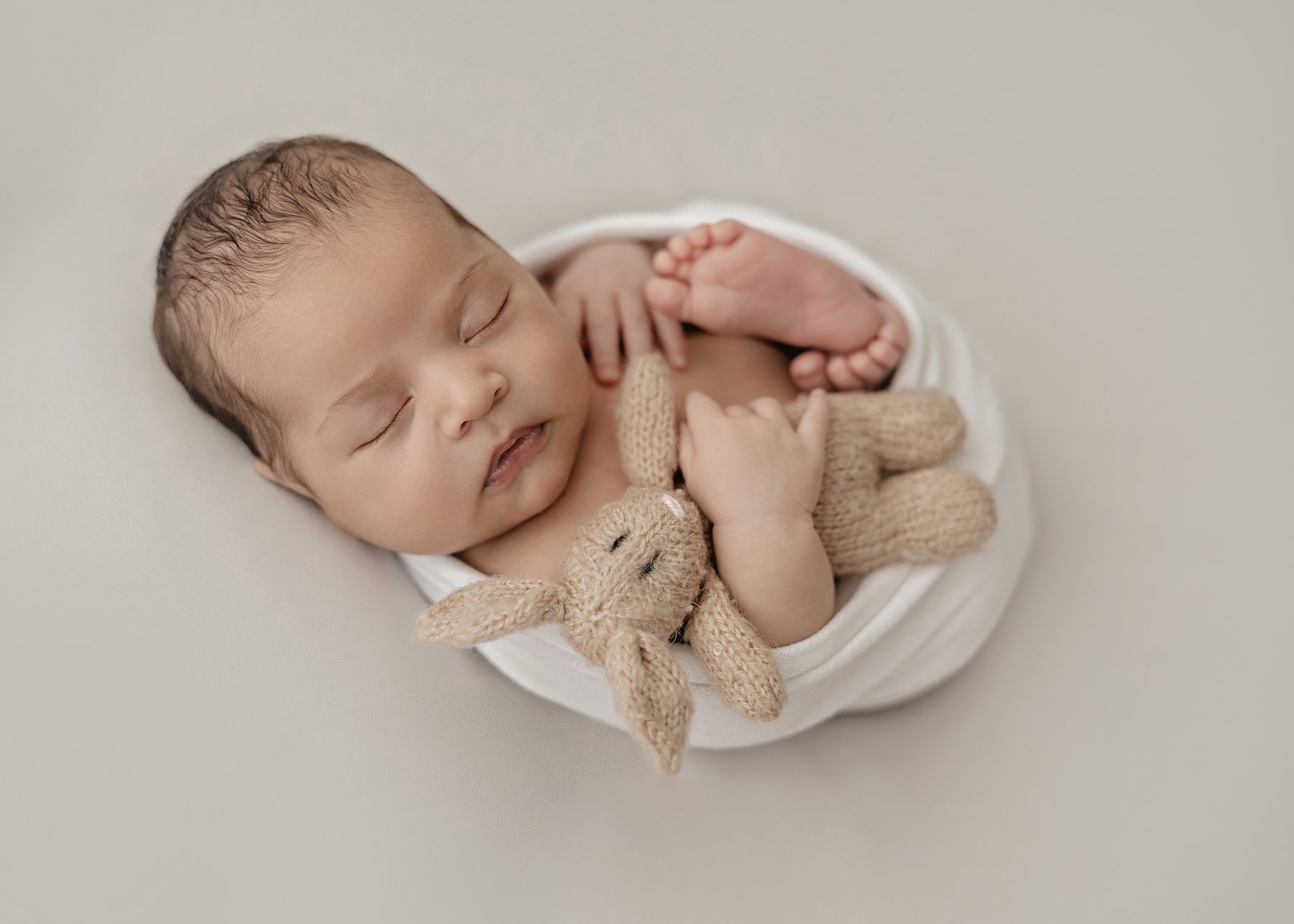 Helles, kreatives Newbornshooting mit Requisiten Düsseldorf