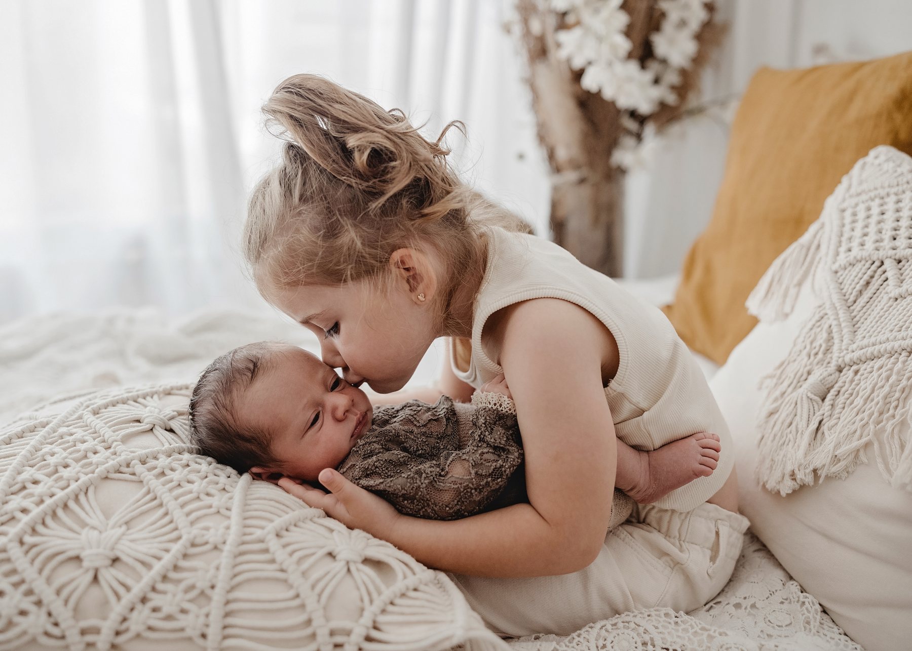 Bruder und Baby beim Newbornshooting Düsseldorf