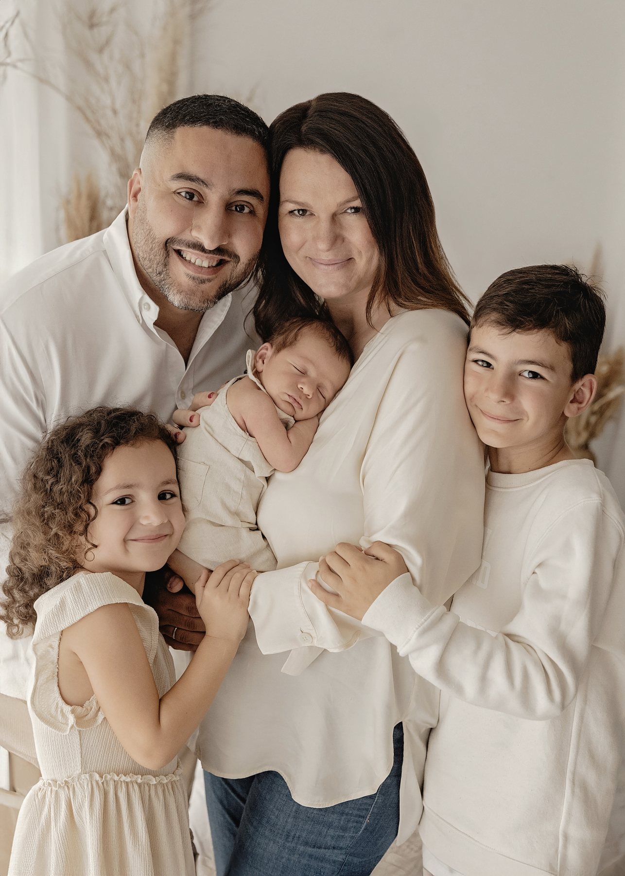 Familie mit Geschwisterkind beim Newbornshooting Düsseldorf