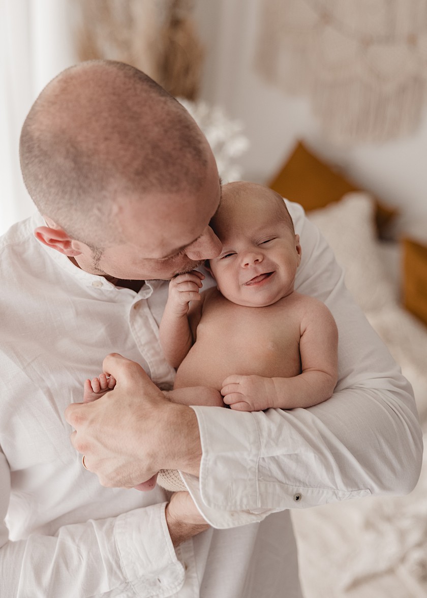 Papa mit Baby beim Newbornshooting