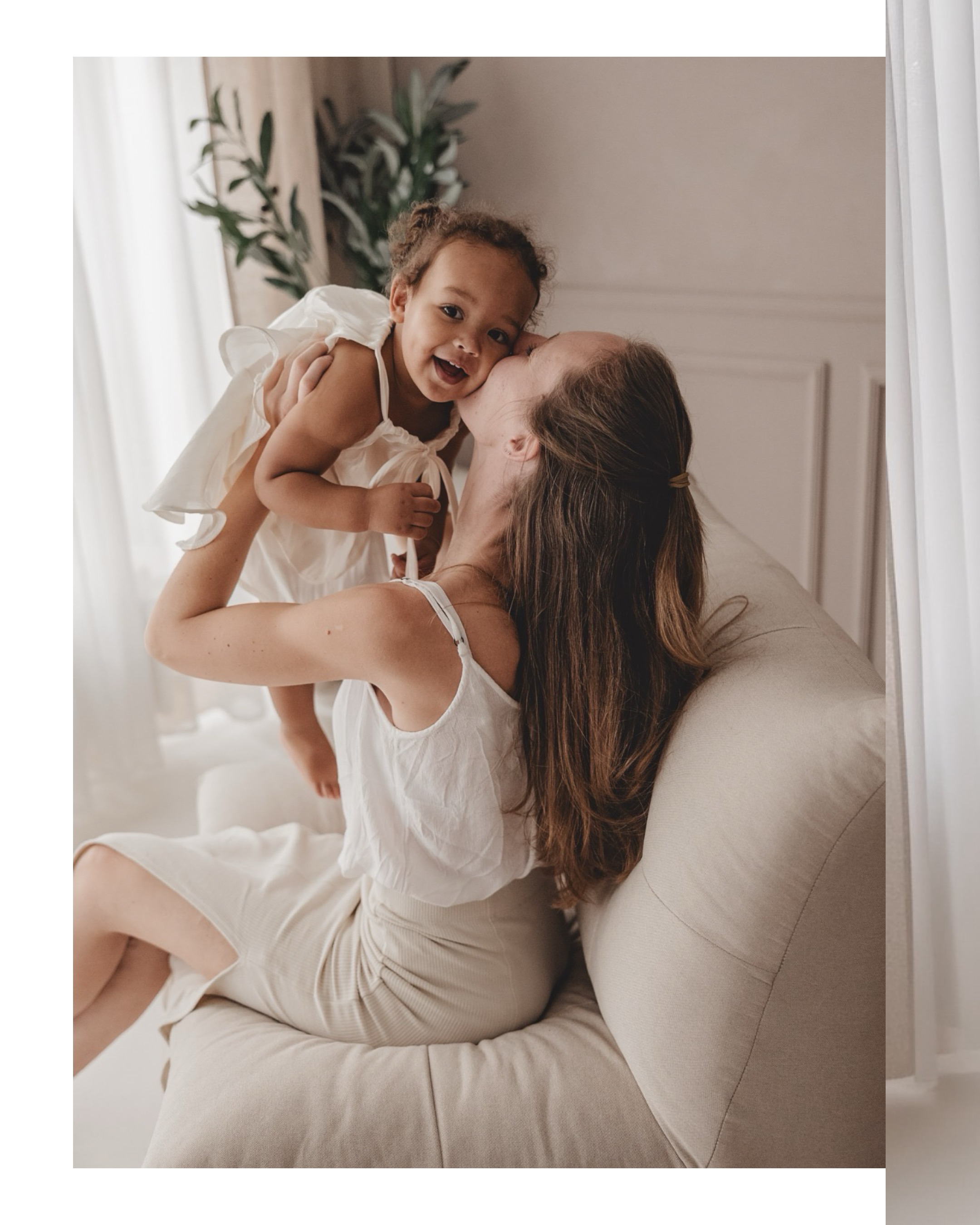 Mama und Kind kuscheln beim Ostershooting im Atelier