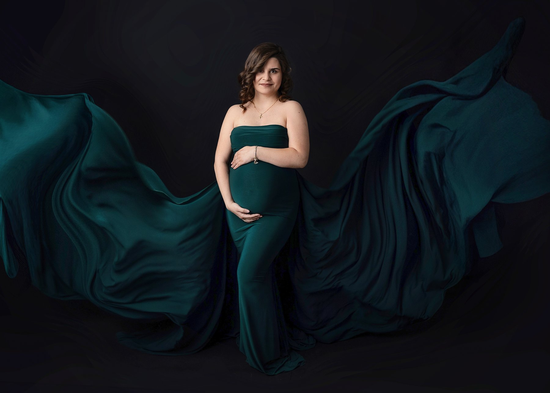 Elegantes Babybauchshooting in fließendem Kleid