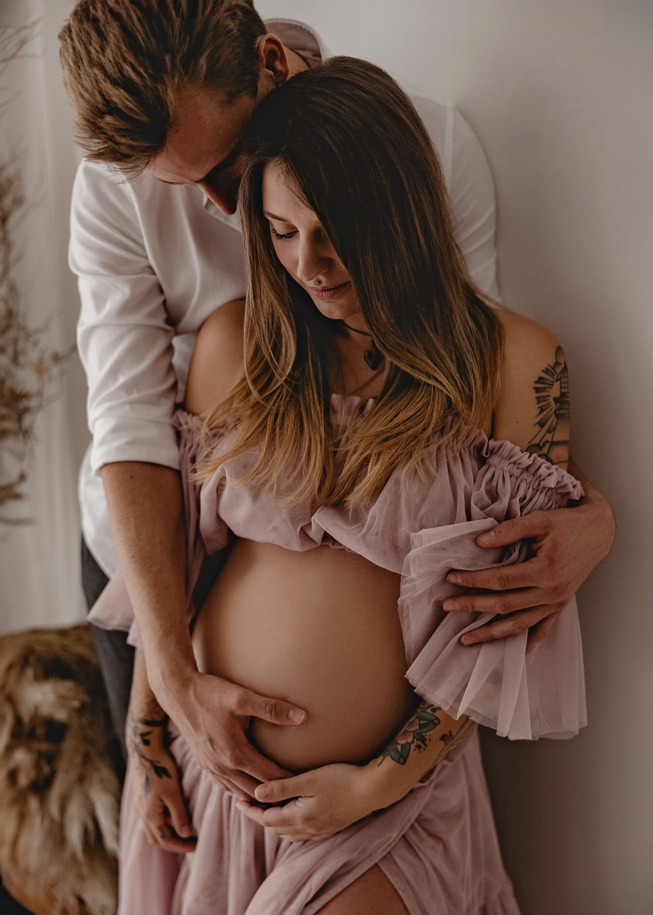 Familie beim Babybauchshooting mit großem Geschwisterkind