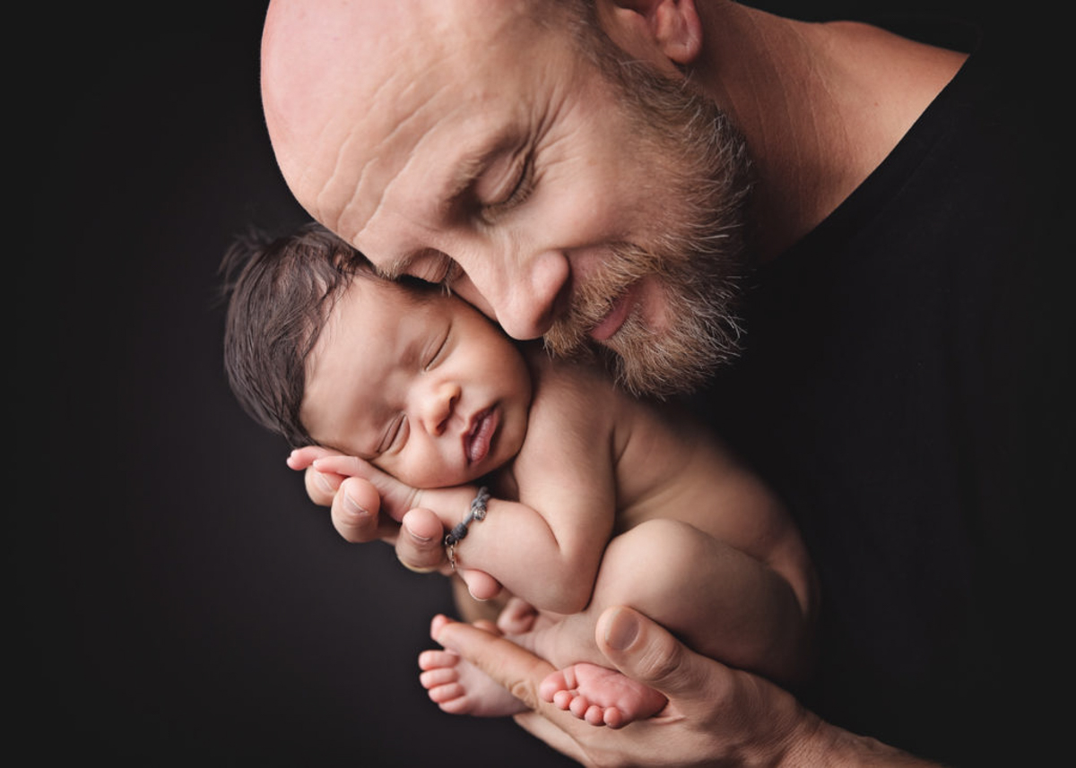 Newborn Shooting dunkler Hintergrund Styling
