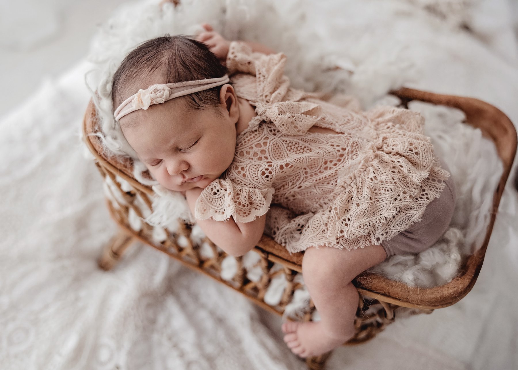 Kreatives Newborn-Shooting Düsseldorf – Baby mit liebevollem Setup